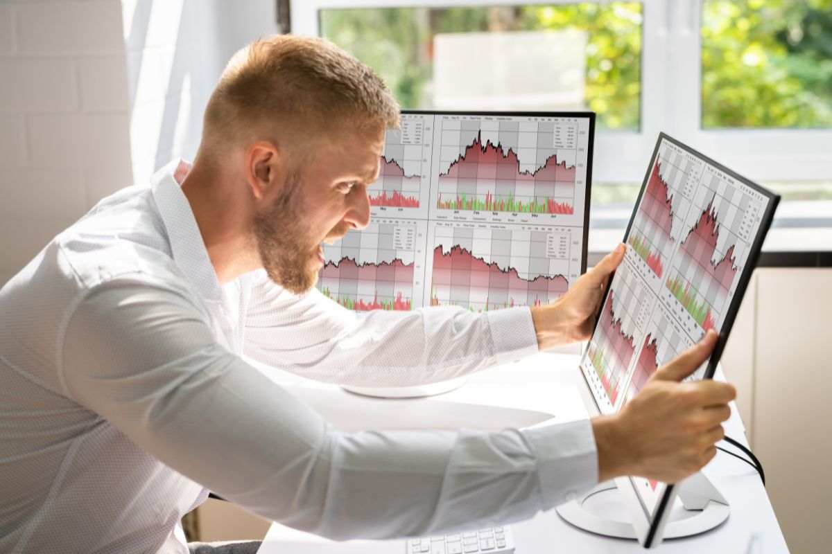 Analista che studia dei grafici