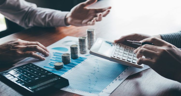 Monete, grafici e persone che discutono