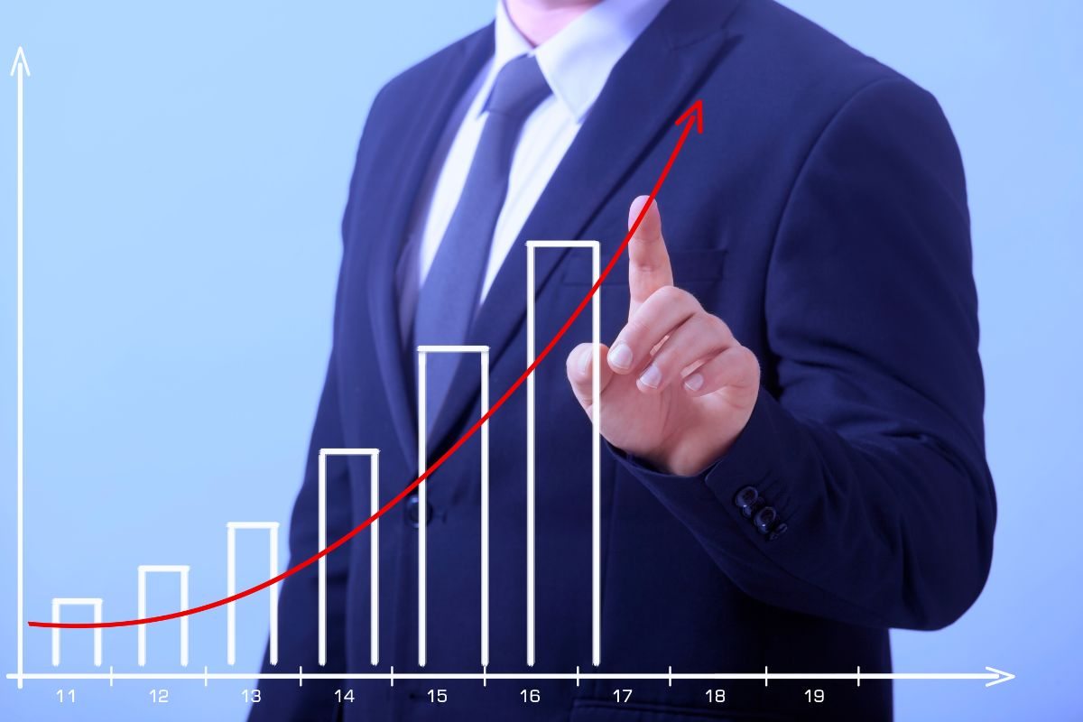 Persona che disegna un grafico crescente