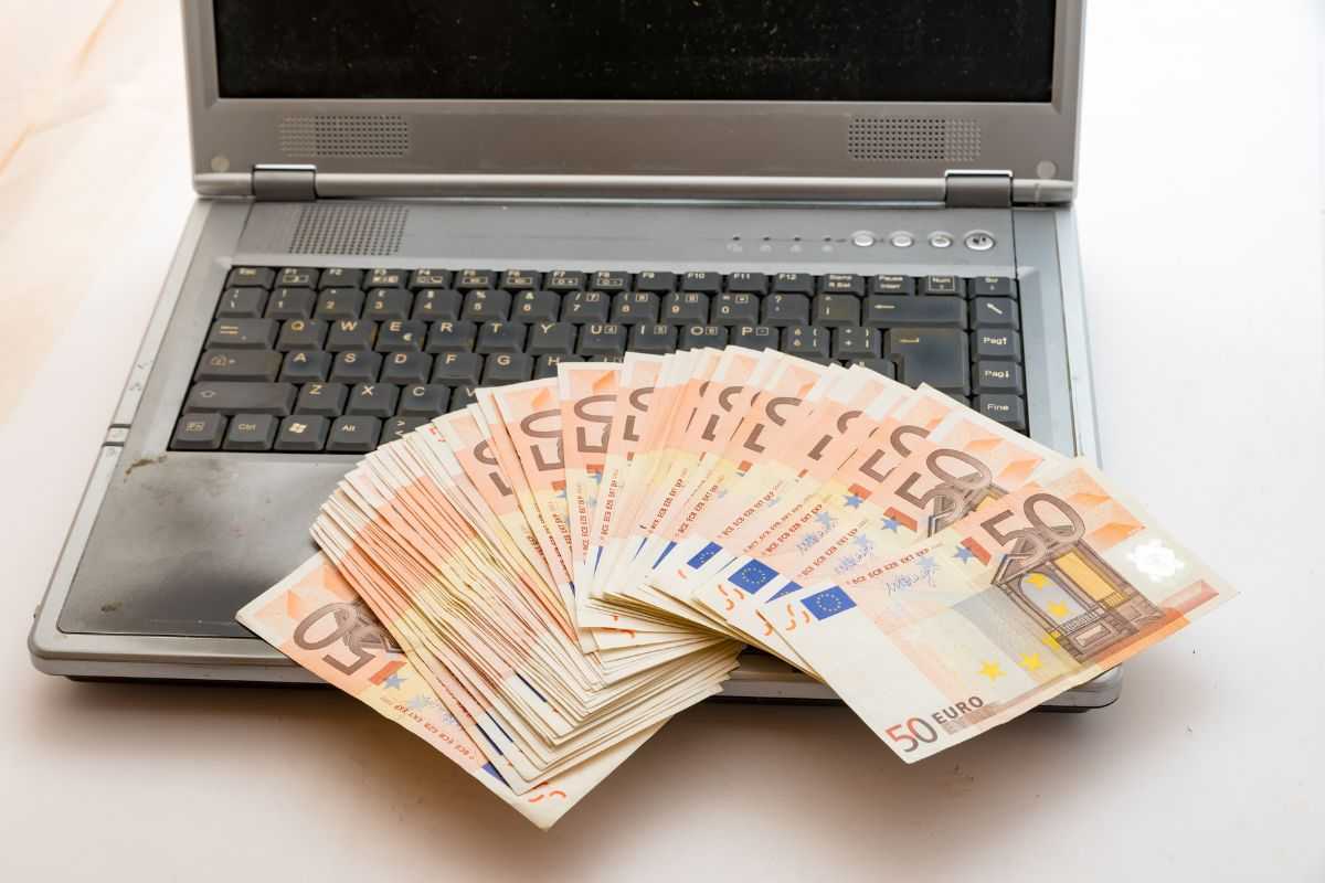 Computer e banconote da 50 euro