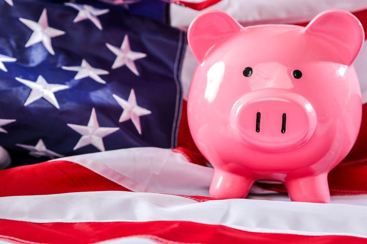 Salvadanaio e bandiera americana