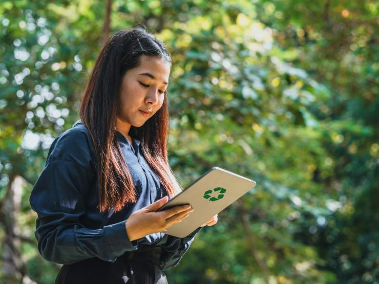 ragazza guarda tablet