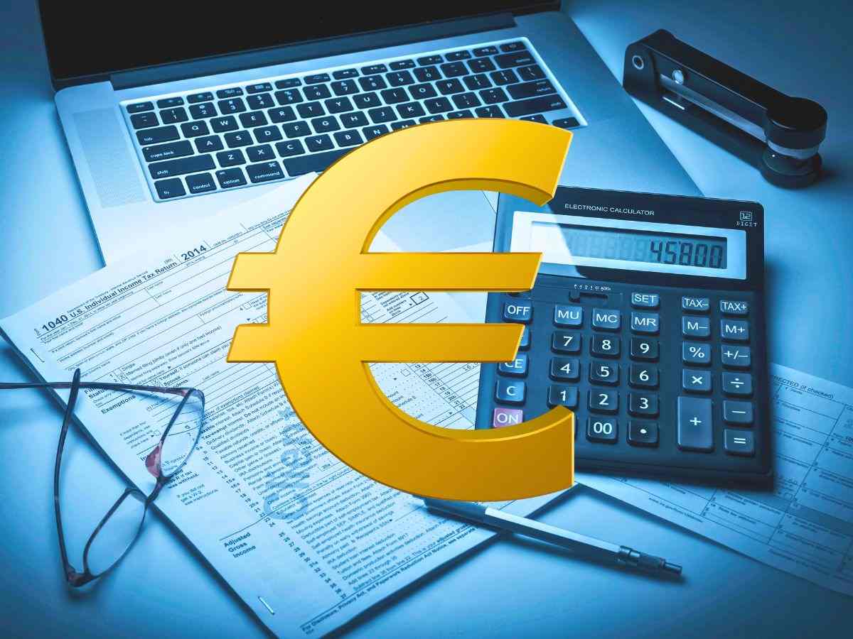 sfondo scrivania con pc e calcolatrice e simbolo euro