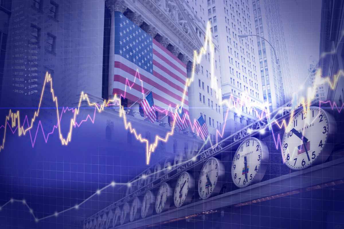 Grafici dei mercati, orologi e Wall Street