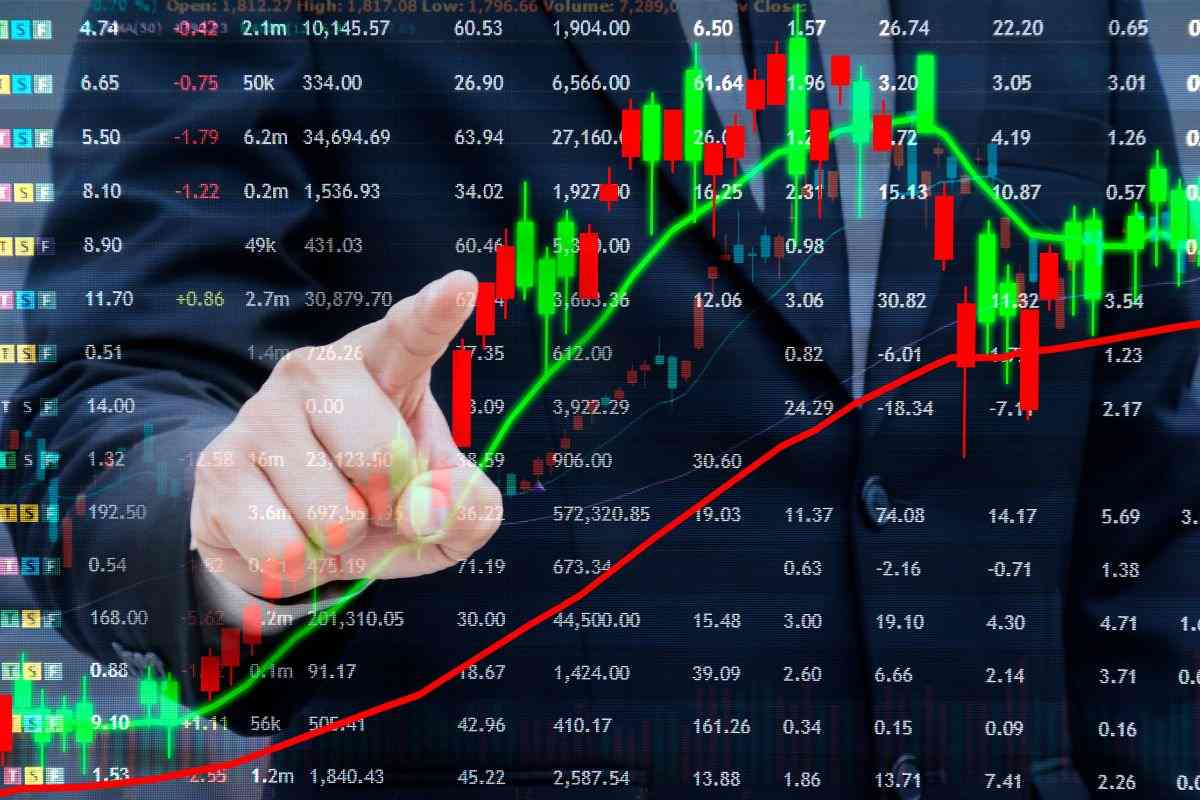 Persona che segue un grafico con il dito