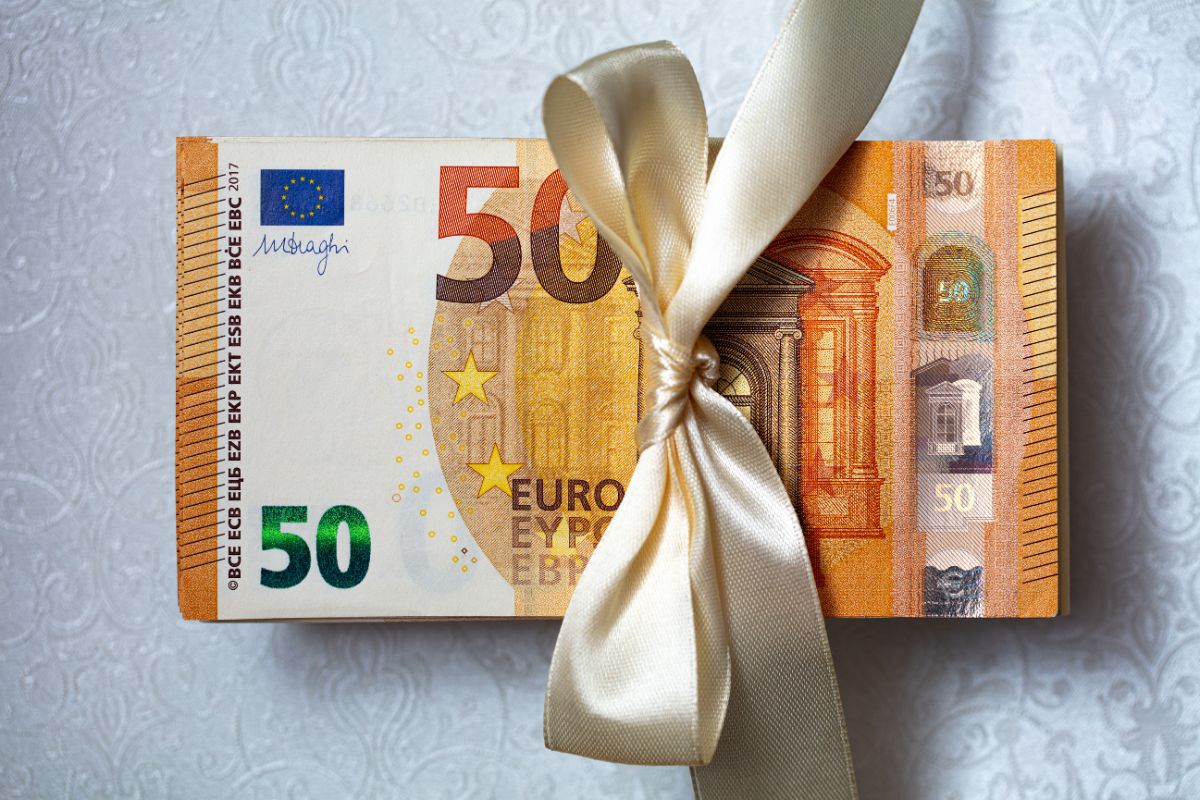 Banconote da 50 euro con il fiocco