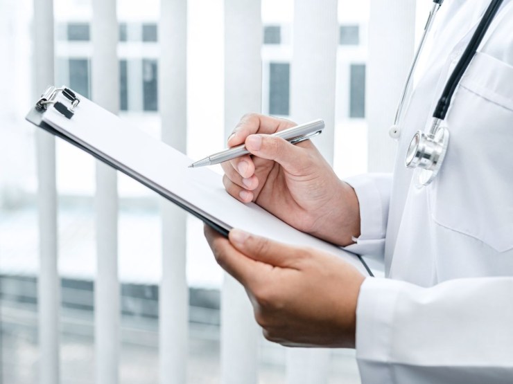 Medico con cartella