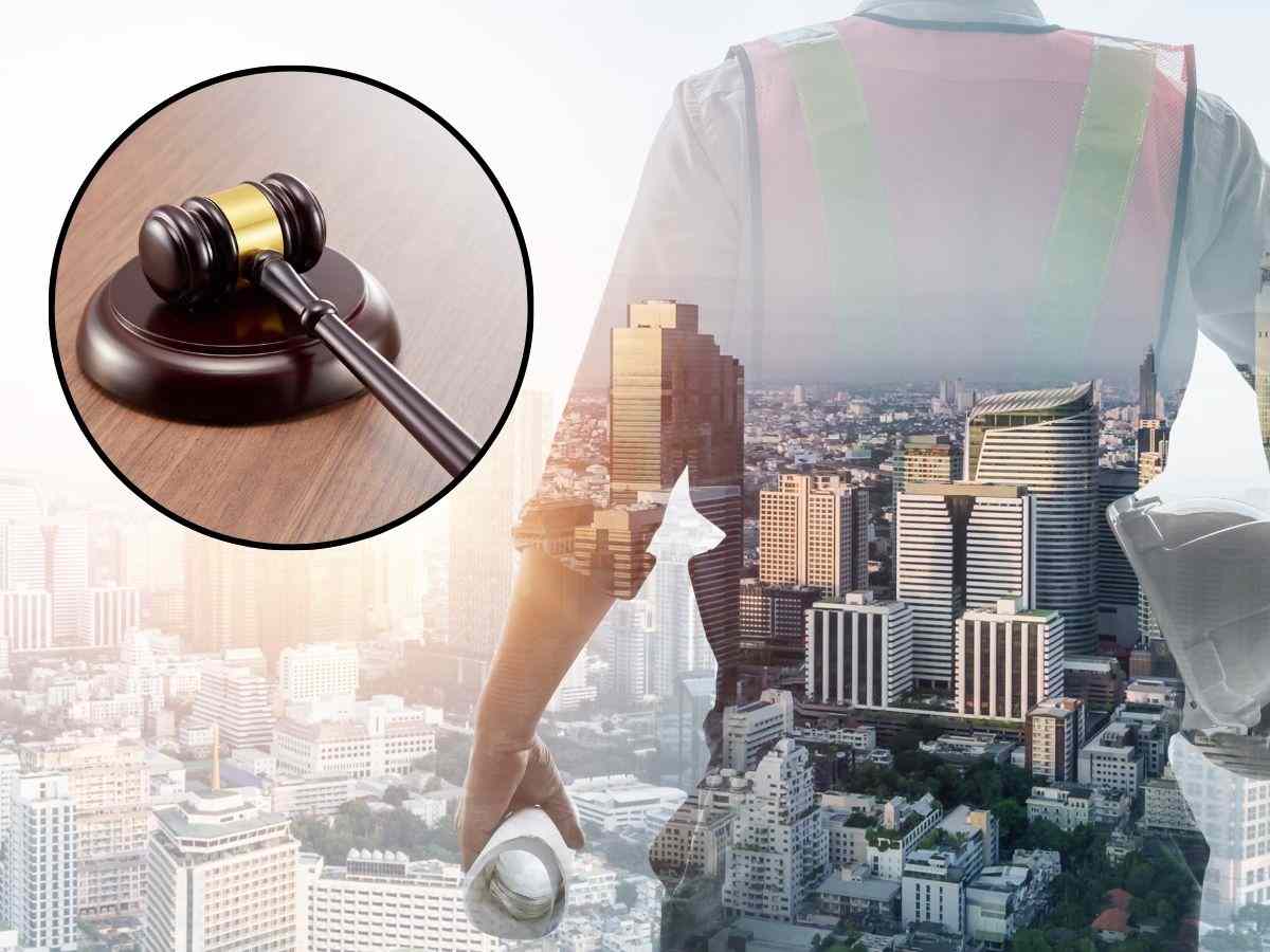 sfondo città virtuale in costruzione e uomo in piedi con tondo con martelletto del giudice