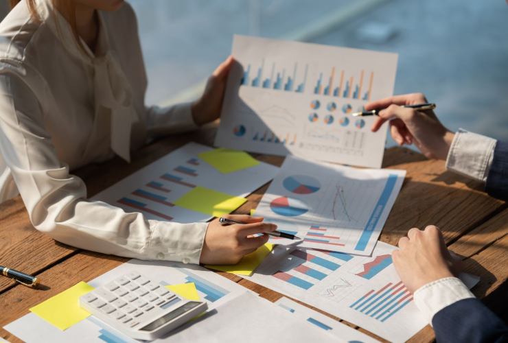 Persone che analizzano grafici e diagrammi