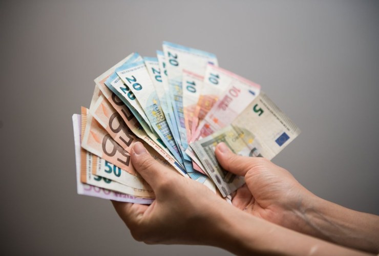 Persona che ha in mano dei contanti