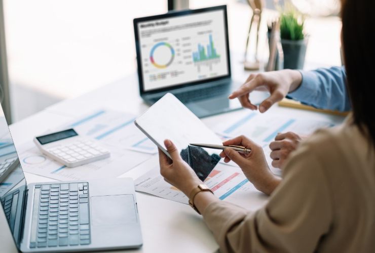 Prsonena che analizzano dei dati riguardanti un conto corrente