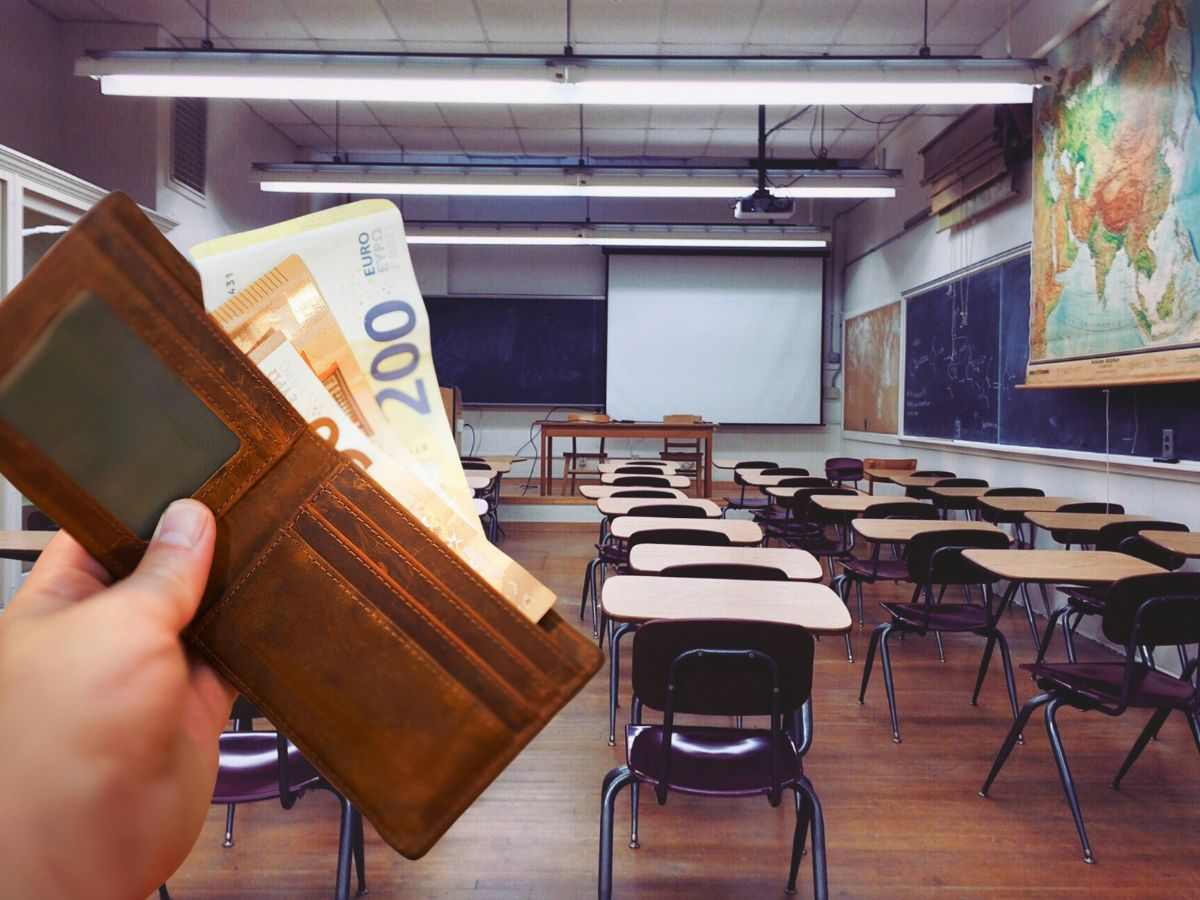 sfondo aula scolastica e portafoglio con banconote euro in mano