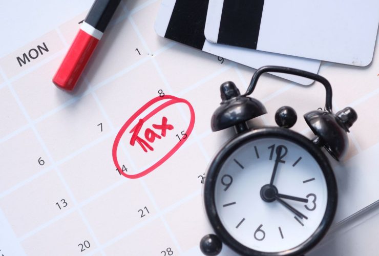 Sveglia, pennarello, calendario e data segnata