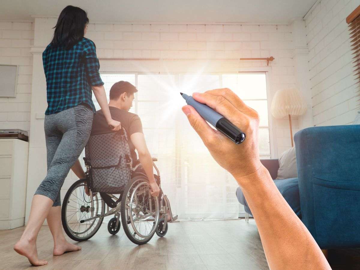 sfondo donna spinge disabile in carrozzina e mano con penna