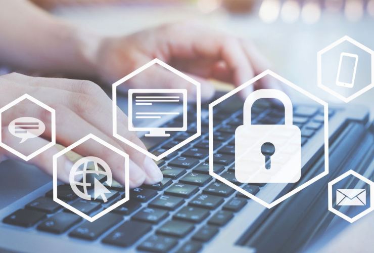 Persona che usa sul web le proprie credenziali