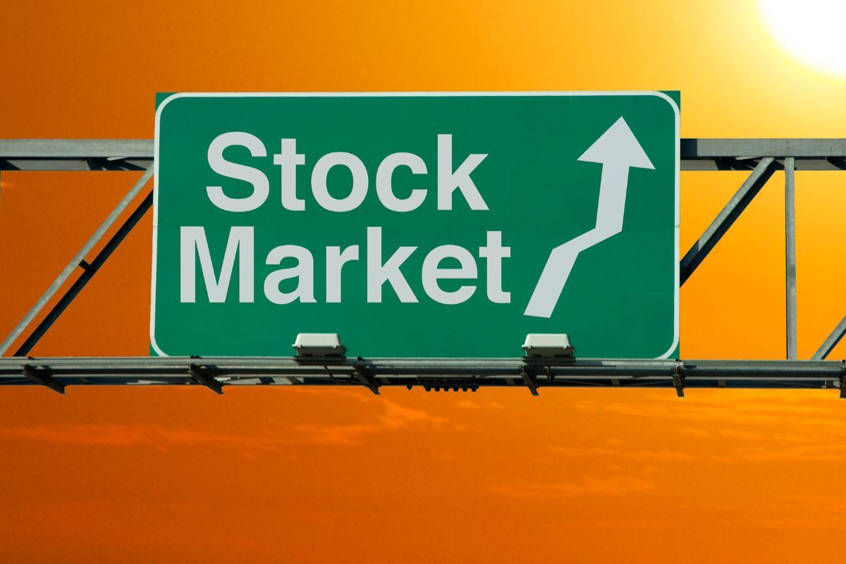 Scritta Stock Market su un segnale con freccia