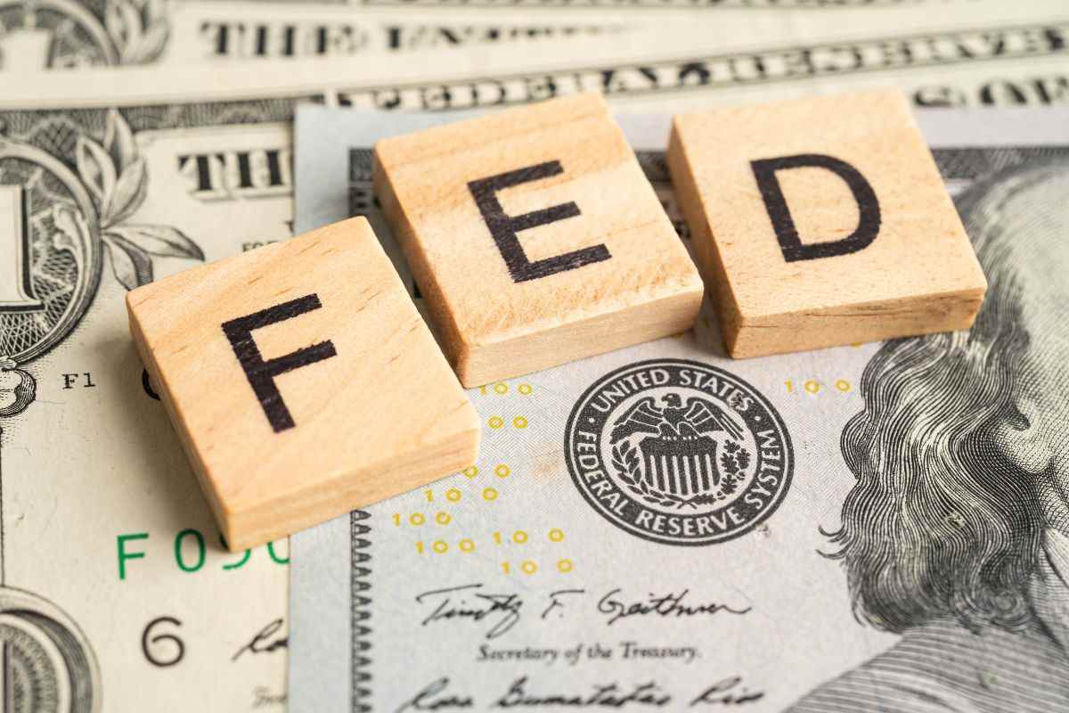 Dollaro e logo FED