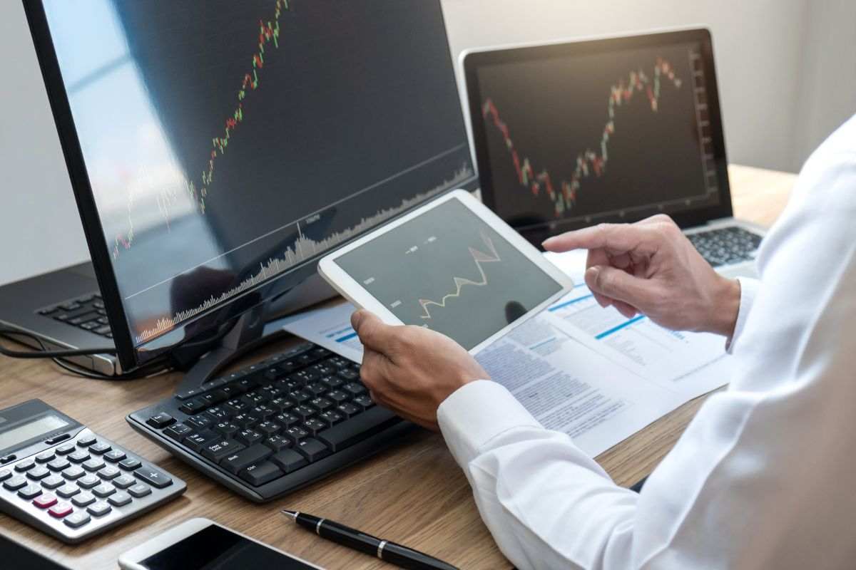 Persona che analizza dei grafici