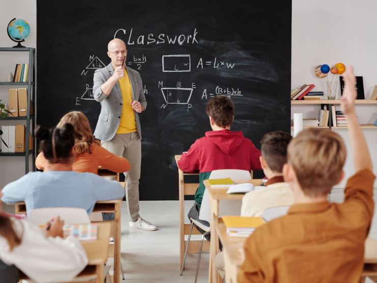 insegnante fa lezione alla classe