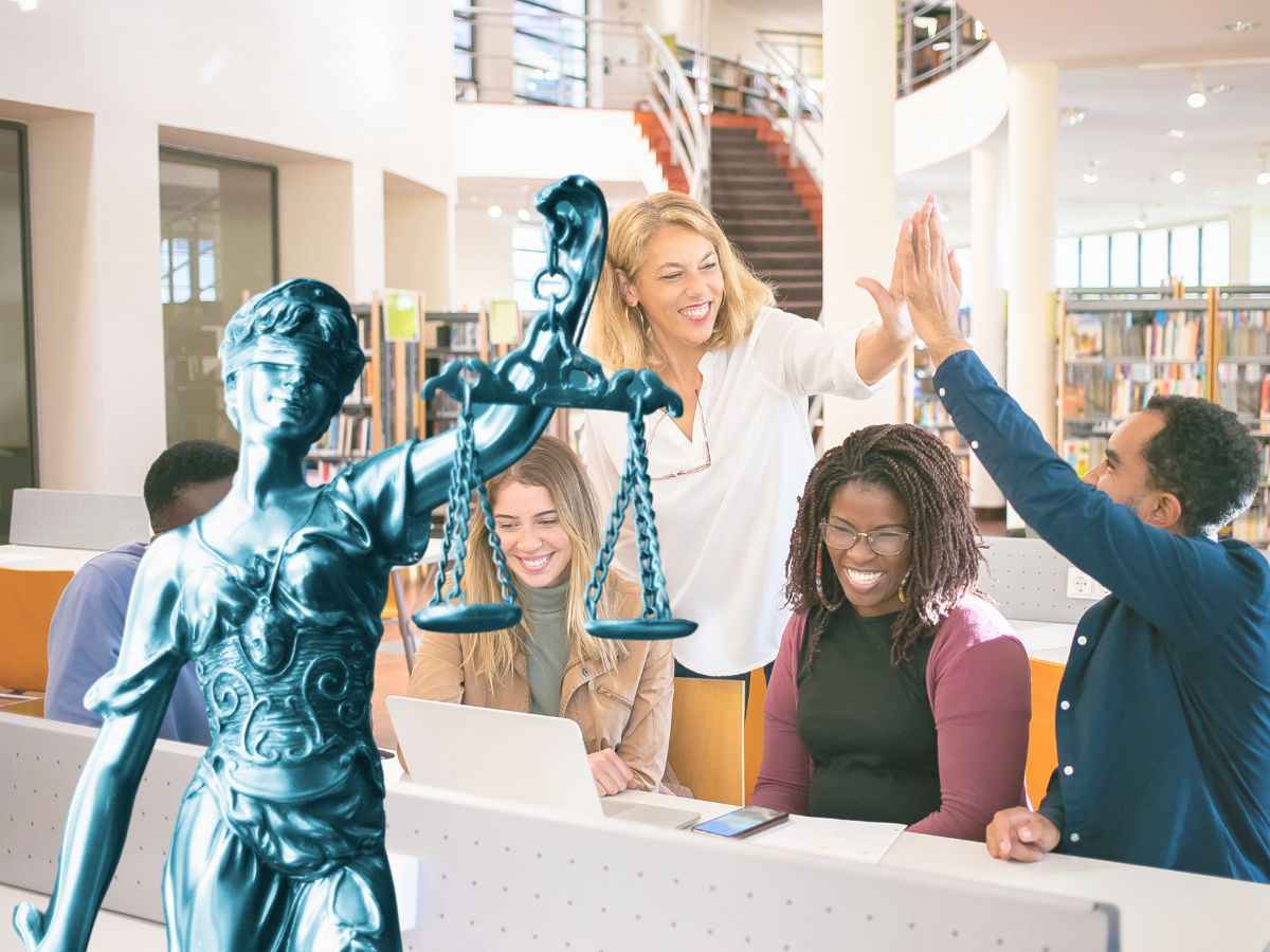 sfondo persone felici e che battono il 5 e statuetta giustizia