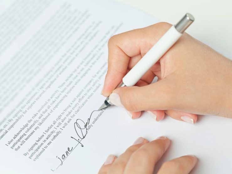 mano che firma documento
