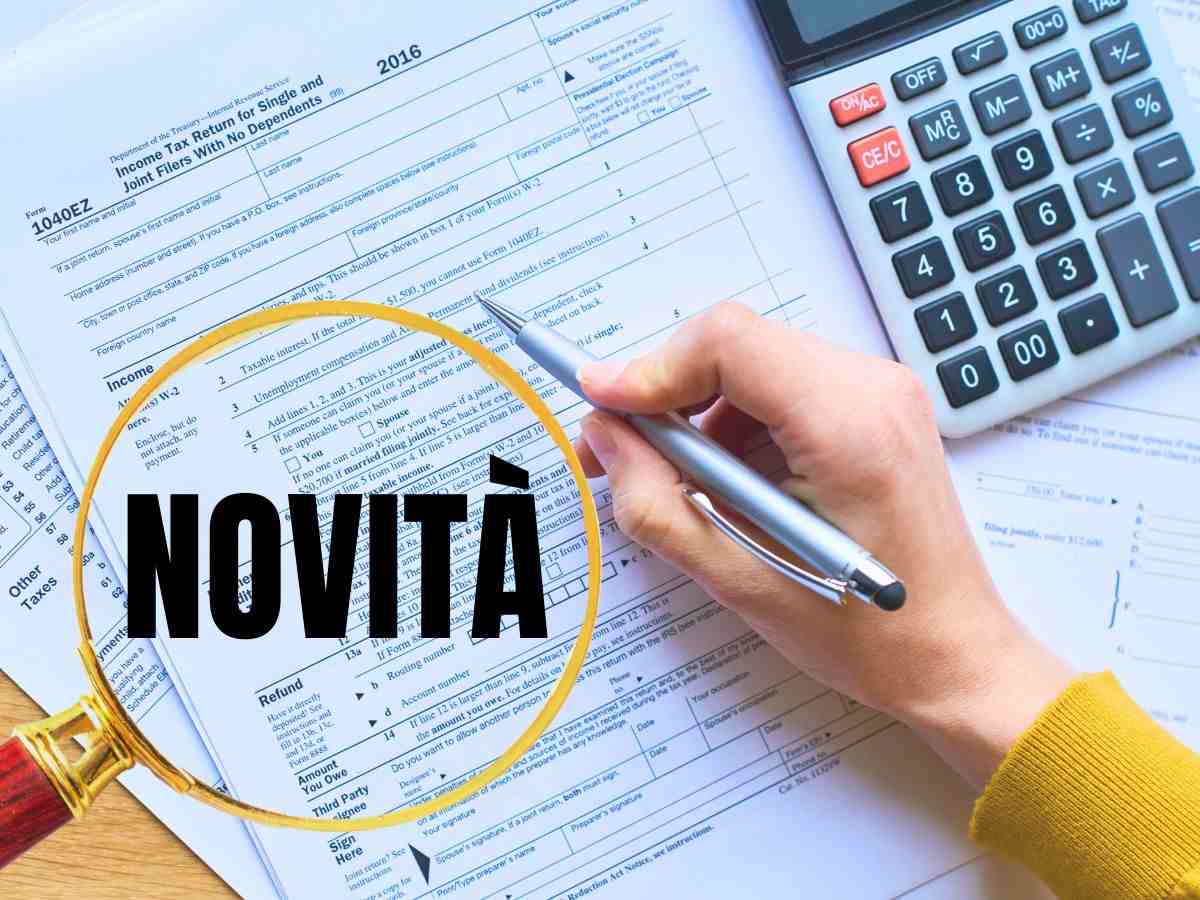 sfondo mano che consulta documento fiscale con calcolatrice e lente con sigla novità