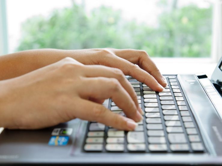 mani che scrivono al pc