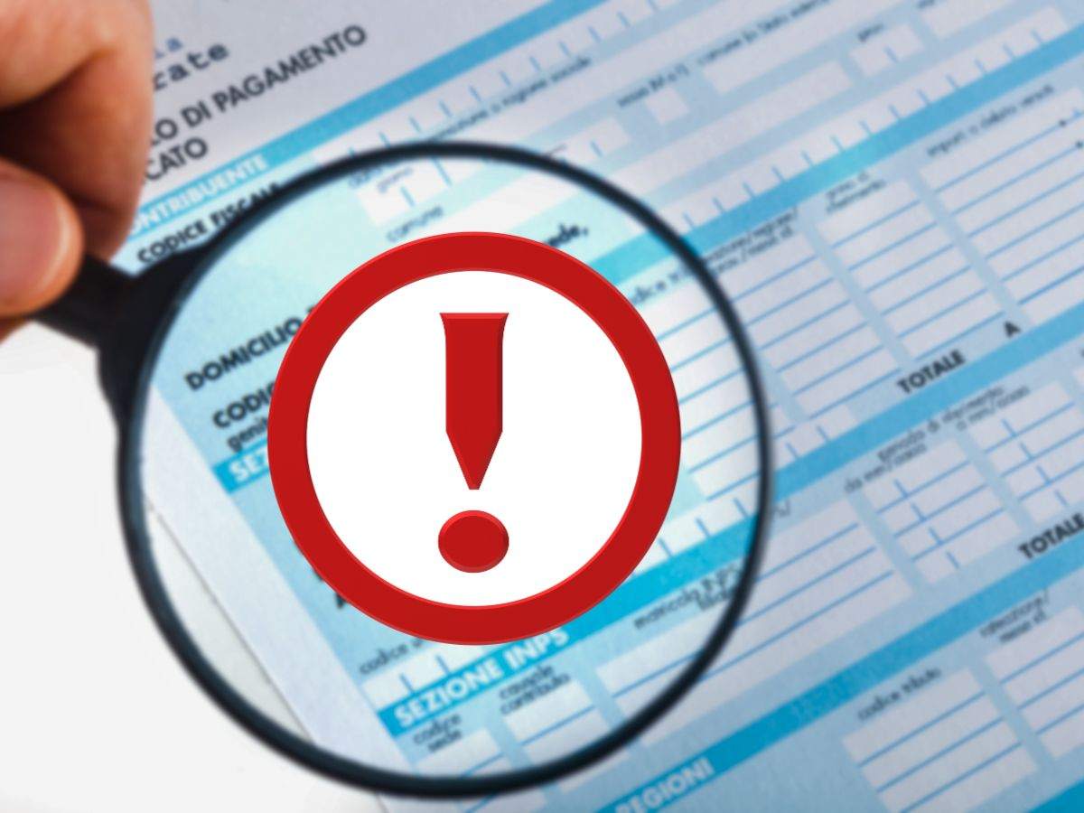 sfondo documento Fisco e lente d'ingrandimento che inquadra punto esclamativo