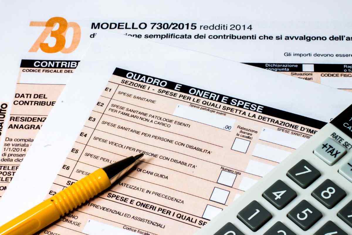 Modello 730, penna e calcolatrice