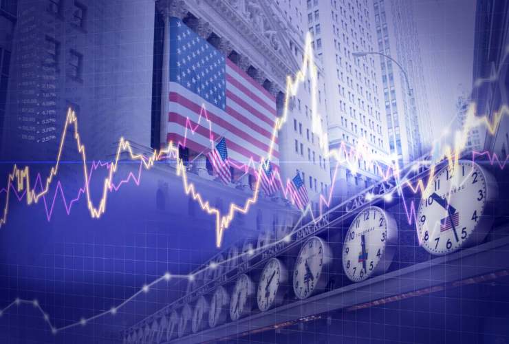 Grafico e sullo sfondo Wall Street ed orologi