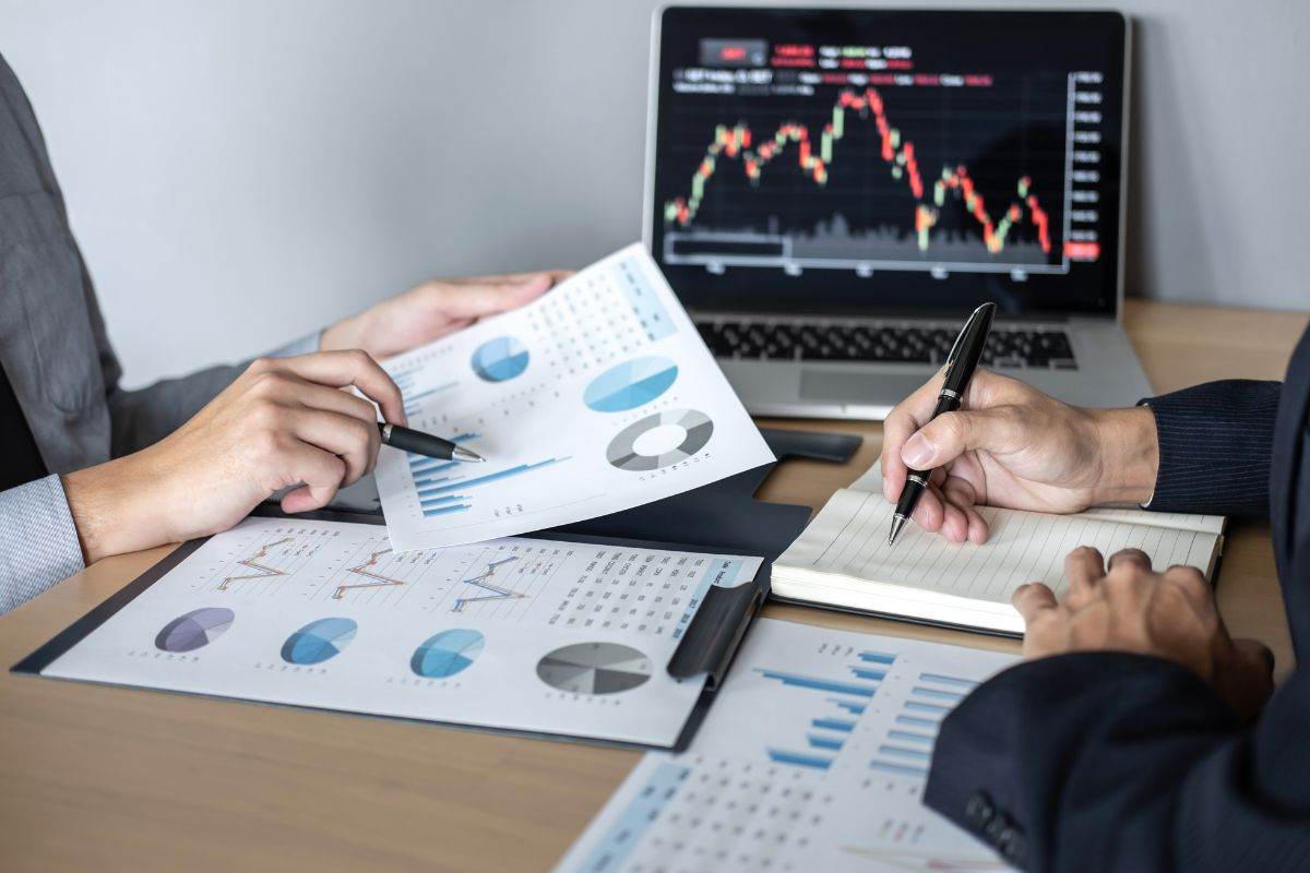 Persone che analizzano grafici, dati e diagrammi