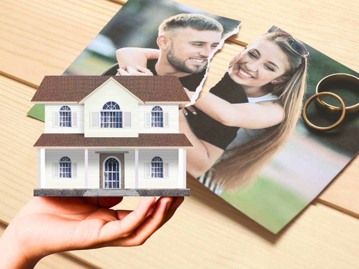 sfondo foto coniugi strappata e fedi e miniatura casa in mano
