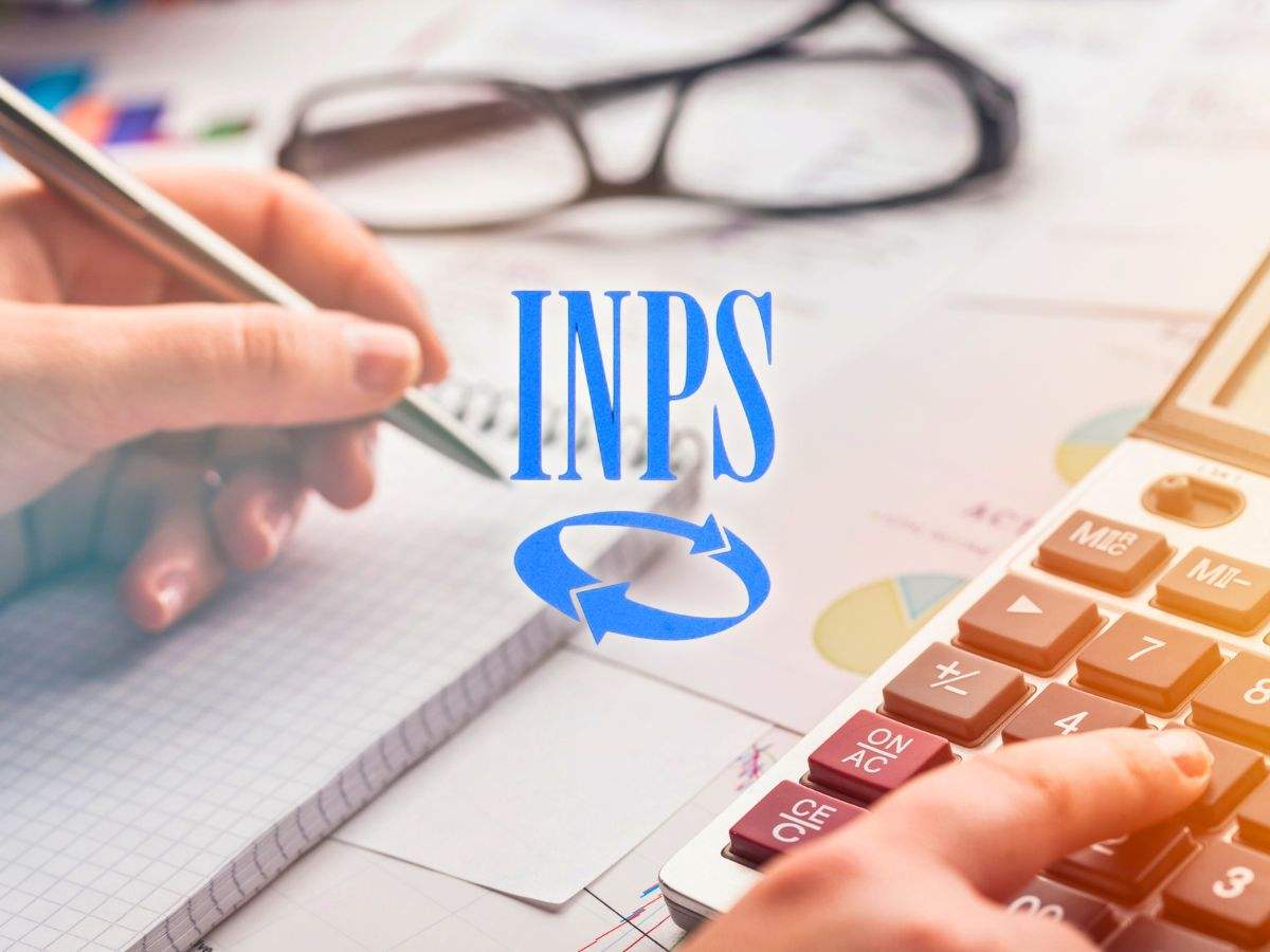 sfondo mani che fanno calcoli e logo INPS