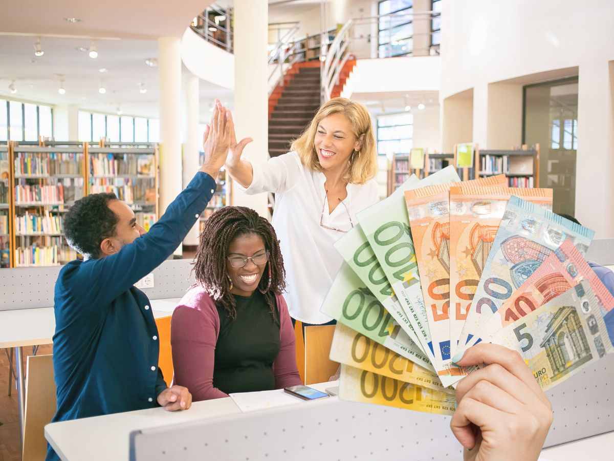 sfondo persone che battono il cinque e banconote euro in mano