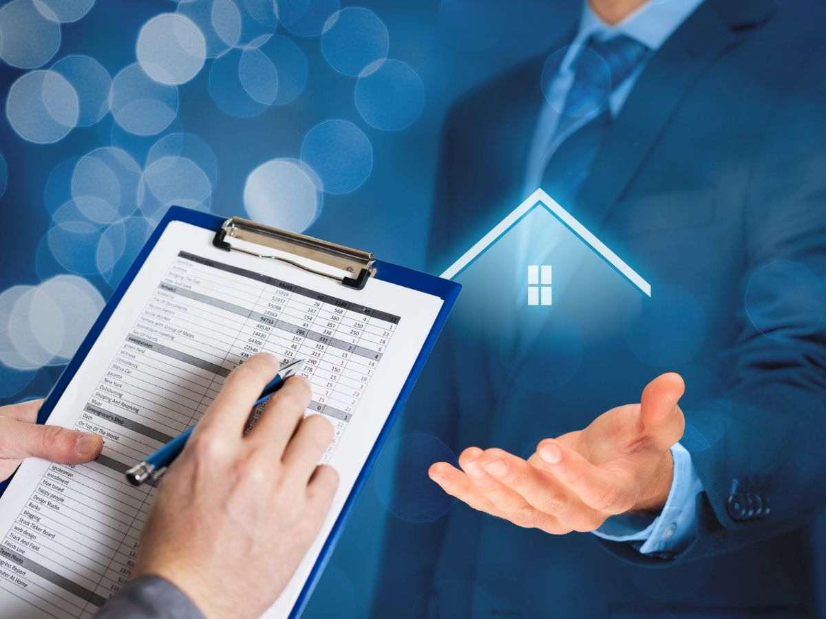 sfondo uomo con icona casa digitale e mani con cartella in mano