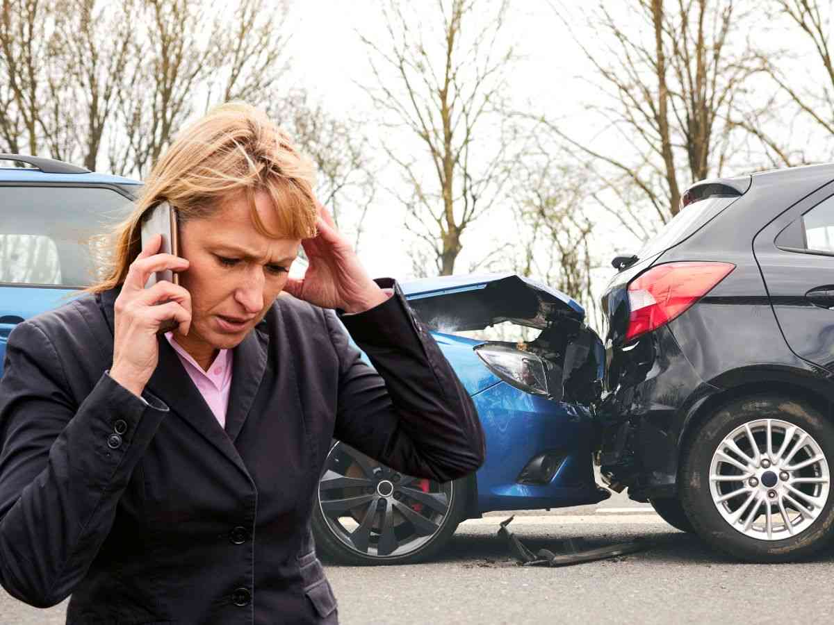 sfondo incidente auto e donna al telefono