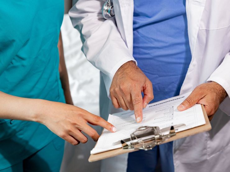 medico e infermiere con cartelletta in mano
