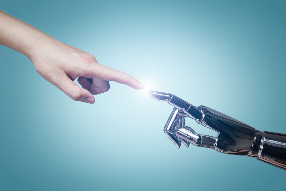 Due mani che si incontrano, una è di robot