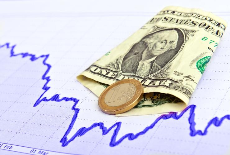 Moneta euro, banconota dollaro e grafico dei prezzi