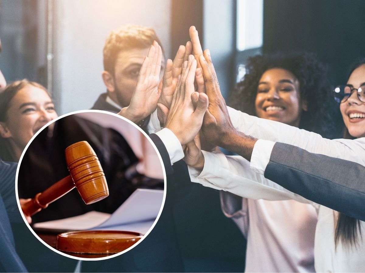 sfondo gruppo di persone battono 5 e tondo con martelletto del giudice che sbatte