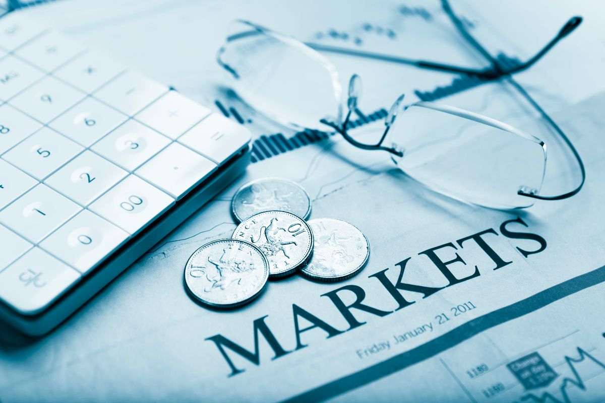 Occhiali, scritta Market e grafici