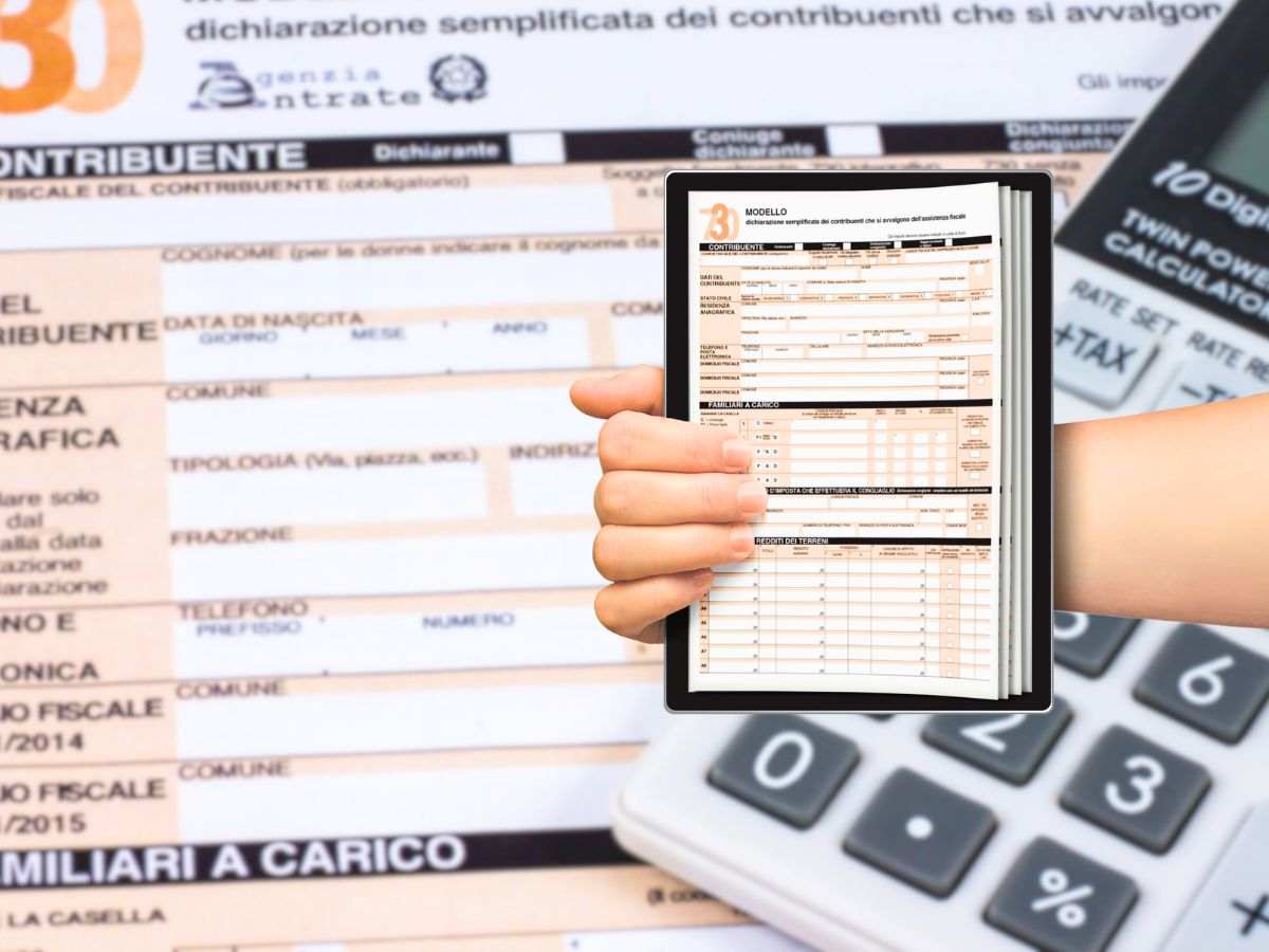sfondo modello 730 con calcolatrice e mano che regge modello 730