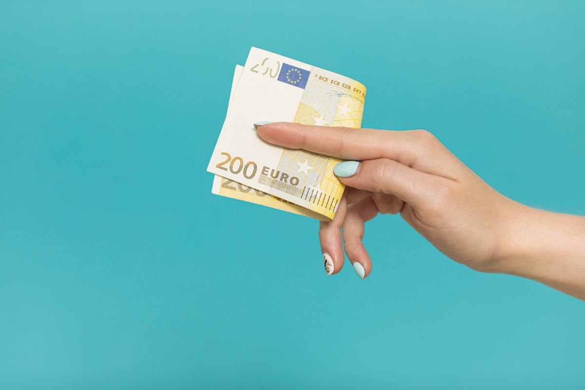 Mano che tiene banconote da 200 euro