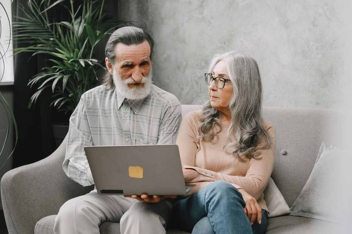Pensionati che leggono al pc