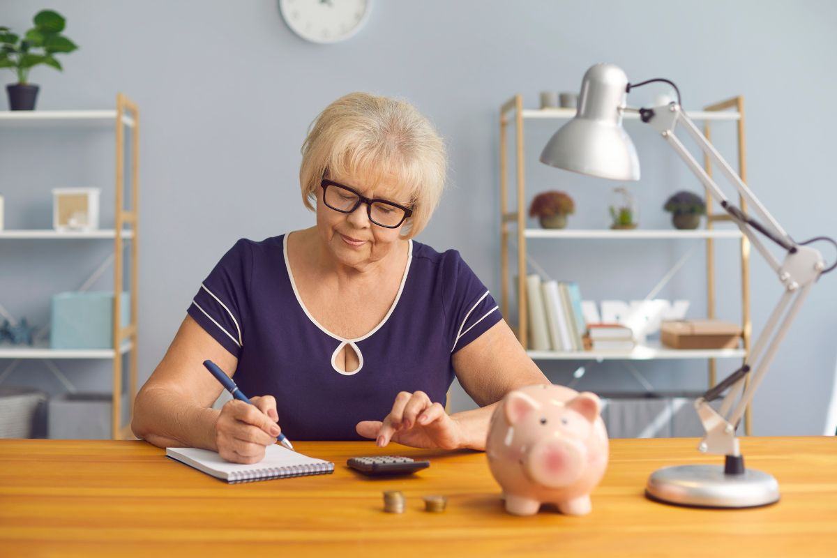Pensionata che fa dei calcoli