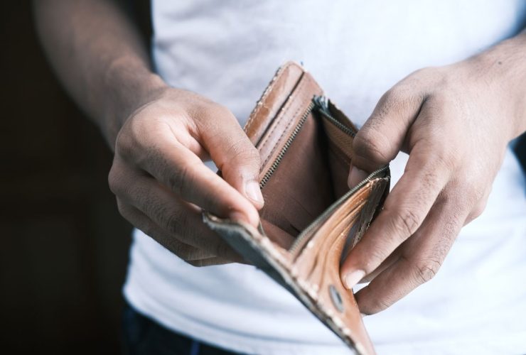 Persona disoccupata che rimane senza soldi