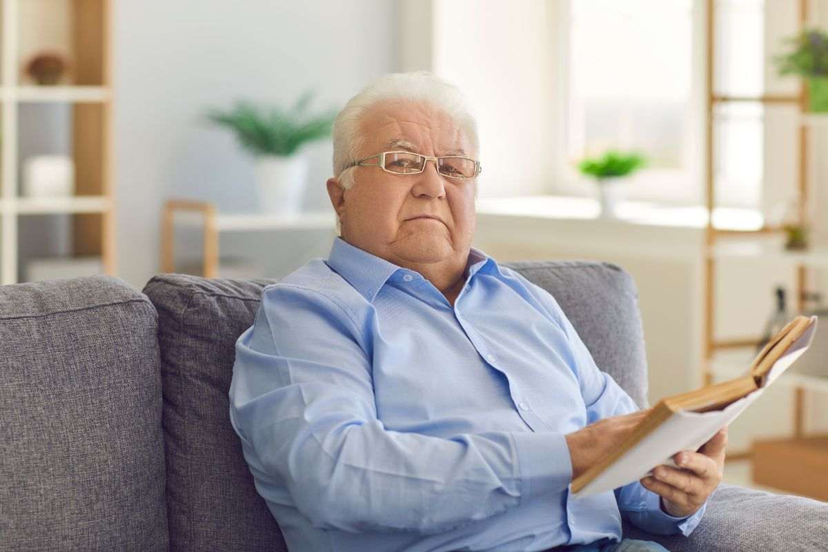 Pensionato che legge