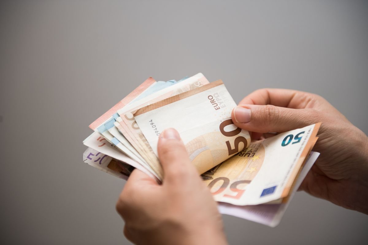 Persona che conta banconote