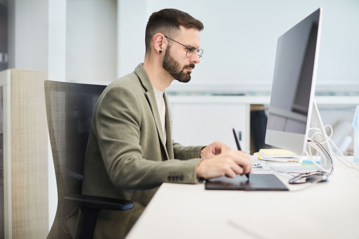 Persona che consulta il web