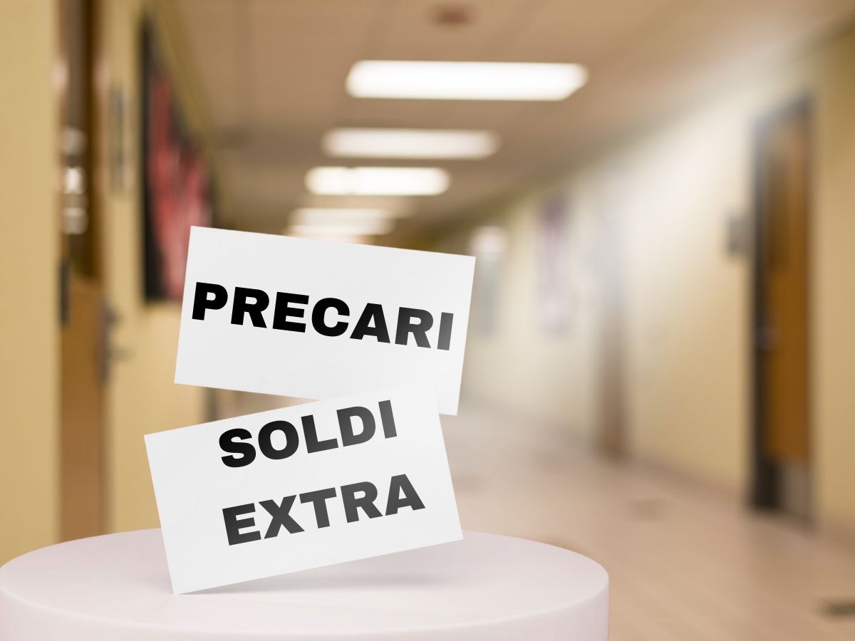 sfondo corridoio e cartellini con scritta precari e soldi extra